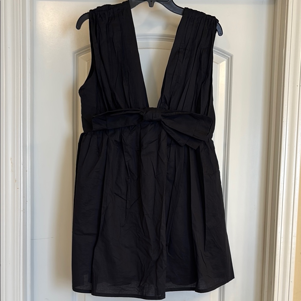 Stylish Black Sleeveless Dress with Bow